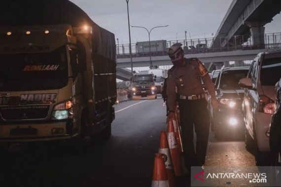 Polres Karawang Putar Balik Ribuan Kendaraan yang Akan ke Jakarta - JPNN.COM