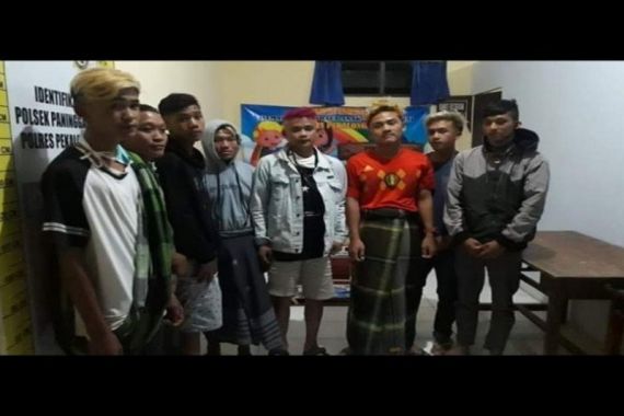 Ogah Diperiksa, Tujuh Pemuda Ini Malah Serang Petugas COVID-19 - JPNN.COM