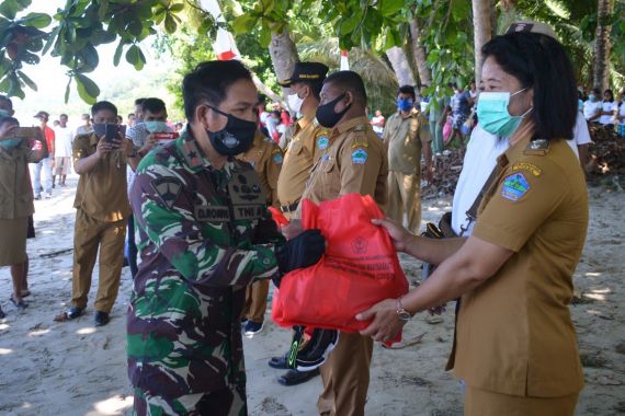 Lantamal VIII Salurkan Bantuan Sembako Kepada Warga Terdampak Covid-19 - JPNN.COM