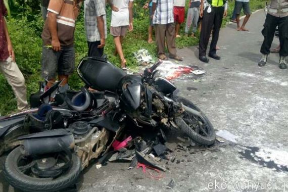 Dua Sepeda Motor Remuk Begini Usai Kecelakaan, Lihat Fotonya - JPNN.COM