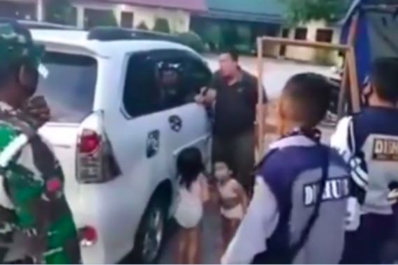 Mengaku tak Bisa Beli Susu, Pria Ini Menyerahkan 2 Anaknya ke Anggota TNI - JPNN.COM