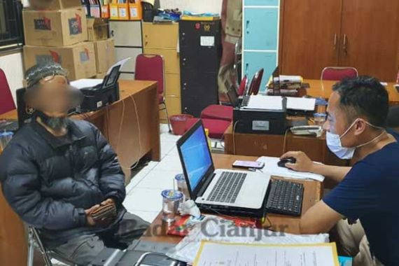 Pria di Cianjur Ditangkap Polisi Gegara Menghina Jokowi Tak Lulus Kuliah di UGM - JPNN.COM