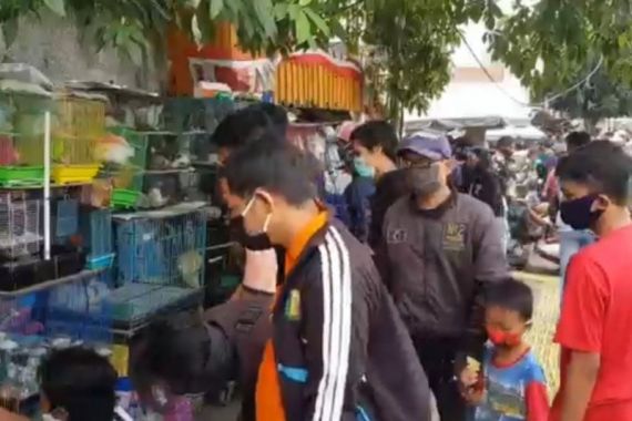 Masyarakat Protes, Pasar Ikan Jatinegara Penuh Pengunjung, Petugas Baru Bertindak - JPNN.COM