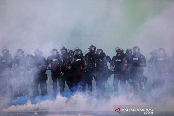 Bela Demonstran, Hakim Amerika Larang Polisi Menggunakan Peluru Karet dan Gas Air Mata - JPNN.COM