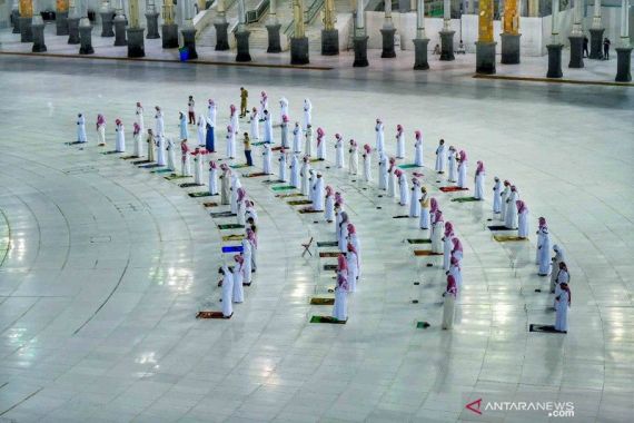 Warga Saudi Tak Kuasa Menahan Air Mata saat Masjid Kembali Dibuka - JPNN.COM