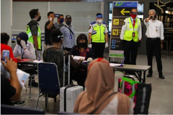 Petugas Bandara Kelabakan, Ganjar: Kalau Tidak Mau Jarak Jarak Suruh Pulang Saja! - JPNN.COM