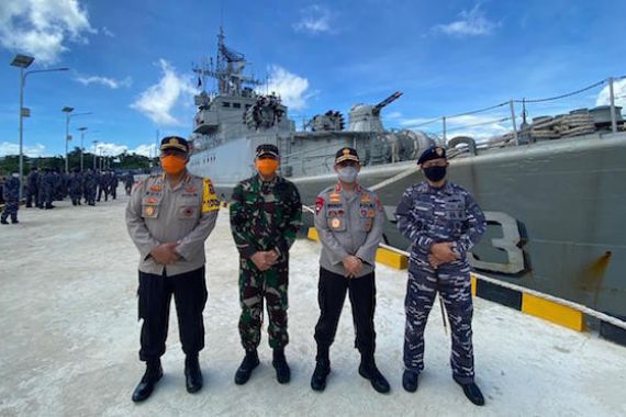 Kolonel Laut Andike Pimpin Penyambutan KRI Sultan Nuku-373 di Kendari - JPNN.COM