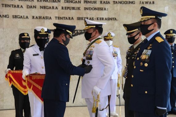 Panglima TNI Sematkan Tanda Kehormatan Bintang Dharma Kepada Kasal dan Kasau - JPNN.COM