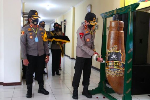 Polisi Pantau Dana Bansos Covid-19 Lewat Posko Kampung Kulo Siaga - JPNN.COM