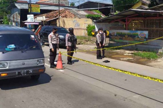 Polisi Buru Pemilik Benda Berbentuk Bom yang Gegerkan Warga Karawang - JPNN.COM