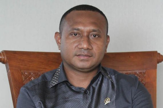 Yan Mandenas Berharap Semua Moda Transportasi di Papua Kembali Beroperasi - JPNN.COM