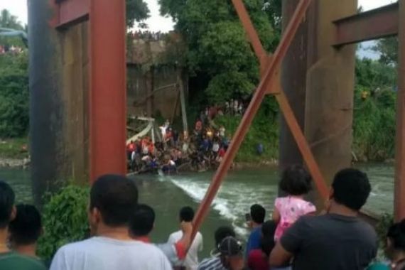 Jembatan Ambruk di Padang Pariaman Telan Korban Jiwa, Polisi Bilang Begini - JPNN.COM