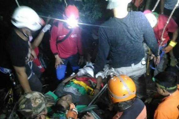 Ahmad Satiri 10 Jam Terjepit Batu, Evakuasi Berlangsung Dramatis - JPNN.COM