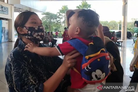 Mengharukan, Ibu dan Anak Bertemu di Surabaya Setelah Terpisah di Hong Kong - JPNN.COM