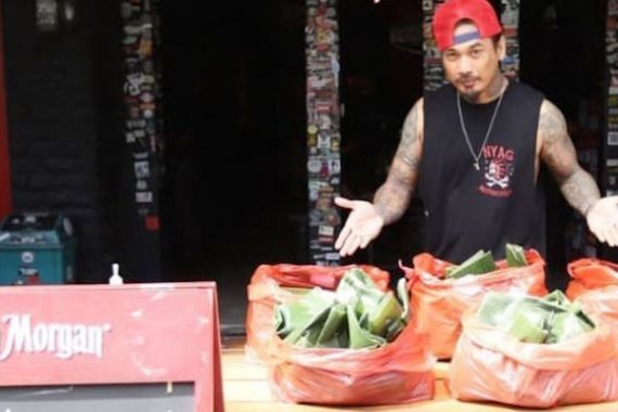 Jerinx SID Terus Bagikan Makanan Gratis untuk Masyarakat di Bali - JPNN.COM