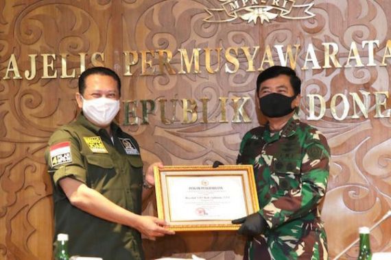 MPR RI Berikan Penghargaan Kepada Prajurit TNI - JPNN.COM