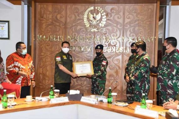 Pengabdian Serka Sangidun dan Kopda Damianus Melampaui Kewajibannya Sebagai TNI - JPNN.COM