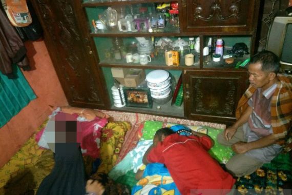 Longsor Terjang Rumah di Solok, Dua Orang Meninggal Dunia, Satu Luka-luka - JPNN.COM