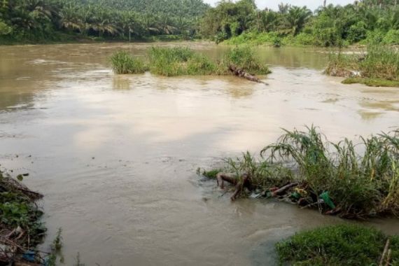 Mayat Laki-laki di Aliran Sungai Itu Bikin Geger Warga - JPNN.COM
