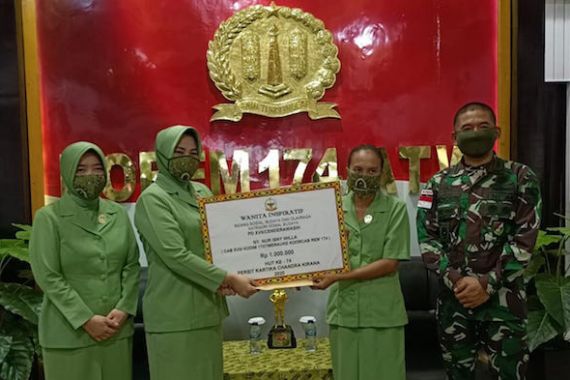 Luar Biasa! Istri Prajurit TNI Ini Resmi Jadi Kepala Kampung di Perbatasan RI-PNG - JPNN.COM