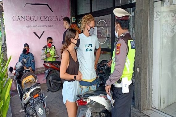 Banyak Bule Berkeliaran di Jalan Tak Pakai Helm dan Masker, Bebasnya di Indonesia - JPNN.COM