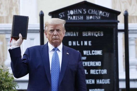 Trump Berpose Memegang Injil tetapi Melawan Rakyat Sendiri, Presiden Iran: Memalukan - JPNN.COM