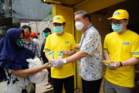 Yili Group Bagikan Ratusan Sembako dan Es Krim Gratis Untuk Warga di Tambora - JPNN.COM