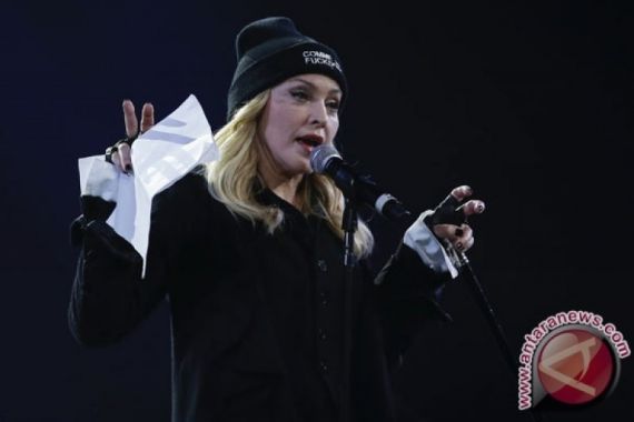 Madonna Ikut Turun ke Jalan, Memeluk Para Demonstran - JPNN.COM
