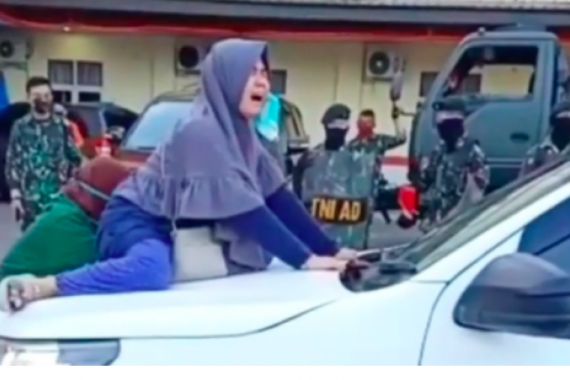 Menangis Histeris, Gadis Ini Nekat ke Menaiki Kap Mobil Jenazah yang Membawa Jasad Ibunya - JPNN.COM