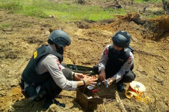 Bom Militer Diduga Sisa Perang Ditemukan di Perkebunan - JPNN.COM