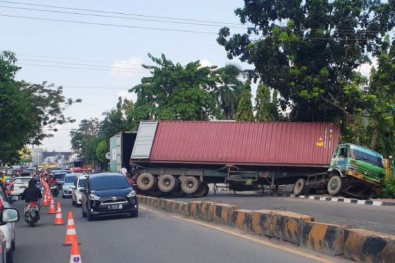 Truk Kontainer Tak Kuat Menanjak Lantas Terguling di Tengah Jalan, Bikin Macet hingga 2 Kilometer - JPNN.COM
