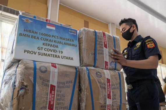 Bea Cukai Kualanamu Hibahkan Ribuan Masker ke Gugus Tugas COVID-19 Sumut - JPNN.COM