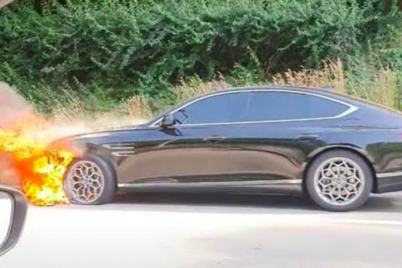 Sedan Mewah Hyundai Ini Mendadak Terbakar di Jalan, Sopirnya Seorang Perempuan - JPNN.COM