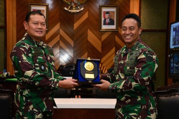 KSAL dan Jenderal Andika Perkasa Bahas Peningkatan Kekuatan Tempur Prajurit TNI - JPNN.COM