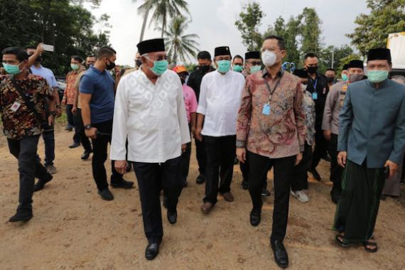 Mensos Menyerahkan Bansos untuk 51 Pondok Pesantren di Banten - JPNN.COM