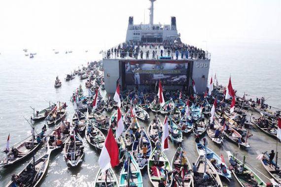 Ratusan Kapal Nelayan Kepung Kapal Perang TNI AL, Ada Apa? - JPNN.COM