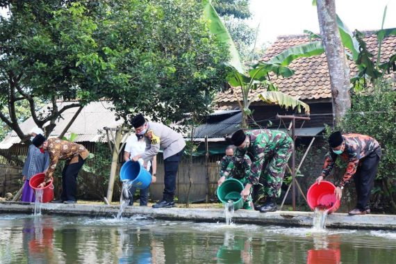 Pesantren Tangguh Jabar: Polres Majalengka Bagikan Bibit Ikan Buat Ponpes - JPNN.COM