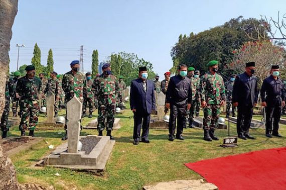 Sejumlah Tokoh Hadiri Pemakaman Jenazah Jenderal Pramono Edhie Termasuk KSAL - JPNN.COM