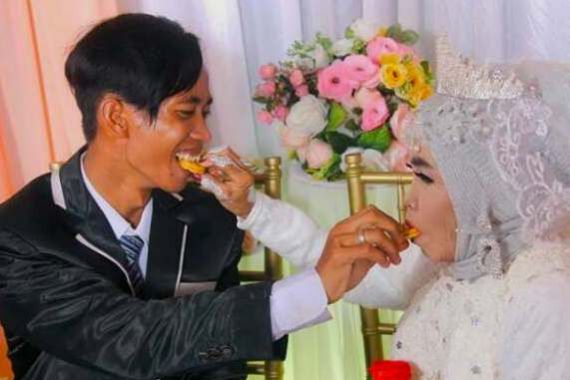Asmara Mbah Gambreng dan Ardi, Pernikahan Nenek dengan Anak Angkat yang Kini Mendunia - JPNN.COM