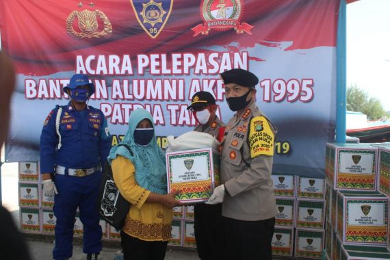 Alumnus Akpol 95 Serahkan Bantuan di Pulau Harapan - JPNN.COM