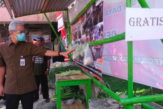 Pak Ganjar Ingatkan Warga Menerapkan Jogo Tonggo selama PPKM Jawa Bali - JPNN.COM