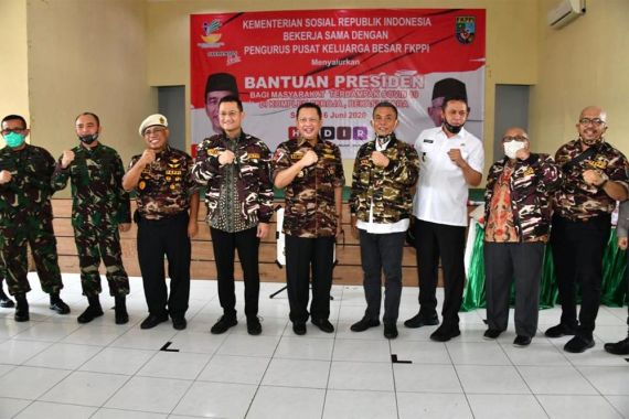 Ketua MPR RI dan Mensos Serahkan Sembako Banpres Kepada Para Veteran - JPNN.COM