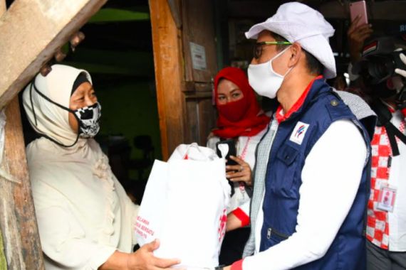Sandiaga Uno dan Sukarelawan Jokowi Menyalurkan Sembako di Depok - JPNN.COM