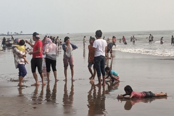 Pantai Anyer-Cinangka Ramai Diserbu Wisatawan, Seolah-olah Tidak Ada Apa-apa - JPNN.COM