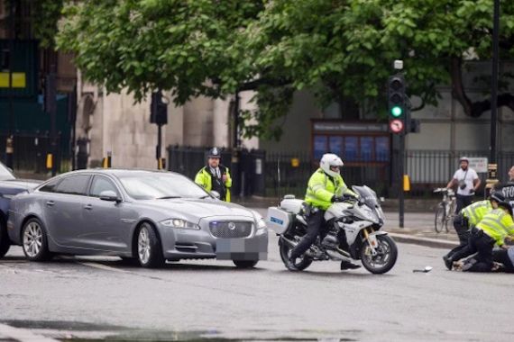 Pedemo Nekat Beraksi di Jalan, Mobil Pembawa PM Inggris Kecelakaan - JPNN.COM