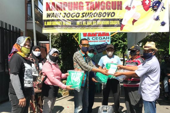 Relawan Eri Cahyadi Berikan APD ke Kampung-Kampung di Surabaya - JPNN.COM
