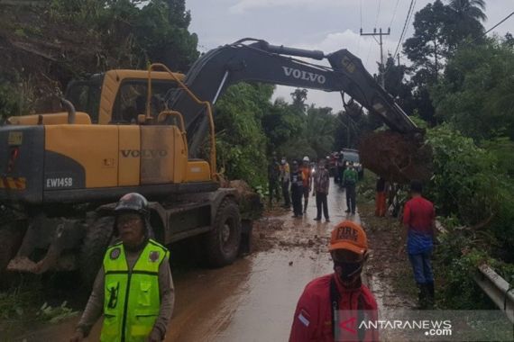 Diguyur Hujan Lima Hari, Kotabaru Dilanda Banjir dan Longsor - JPNN.COM