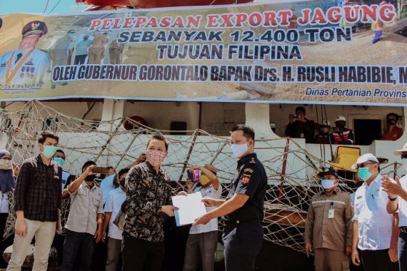 Dikawal Bea Cukai, Rusli Habibie Lepas Ekspor 12.400 Ton Jagung Gorontalo ke Filipina - JPNN.COM