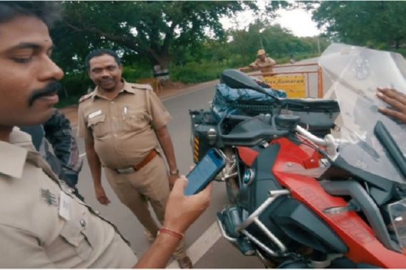 Polisi India Terkagum-kagum dengan Motor Adventure Ini, Ternyata.. - JPNN.COM