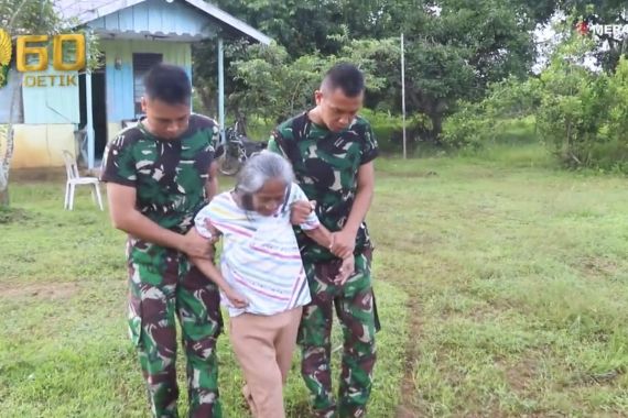 Cerita Prajurit TNI AD Rawat Nenek Sebatang Kara di Papua - JPNN.COM